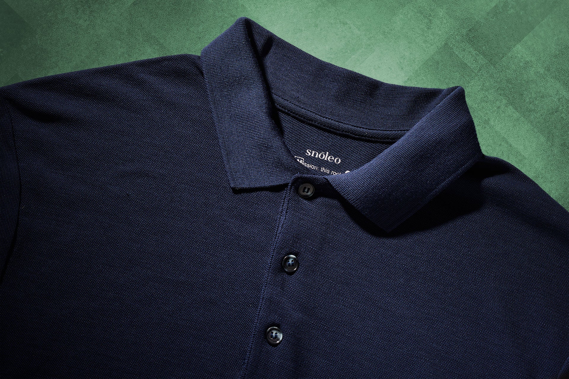 midnight-blue-biodegradable-pure-merino-wool-golf-polo-shirt-for men-by-snöleo.-collar-closeup-view.