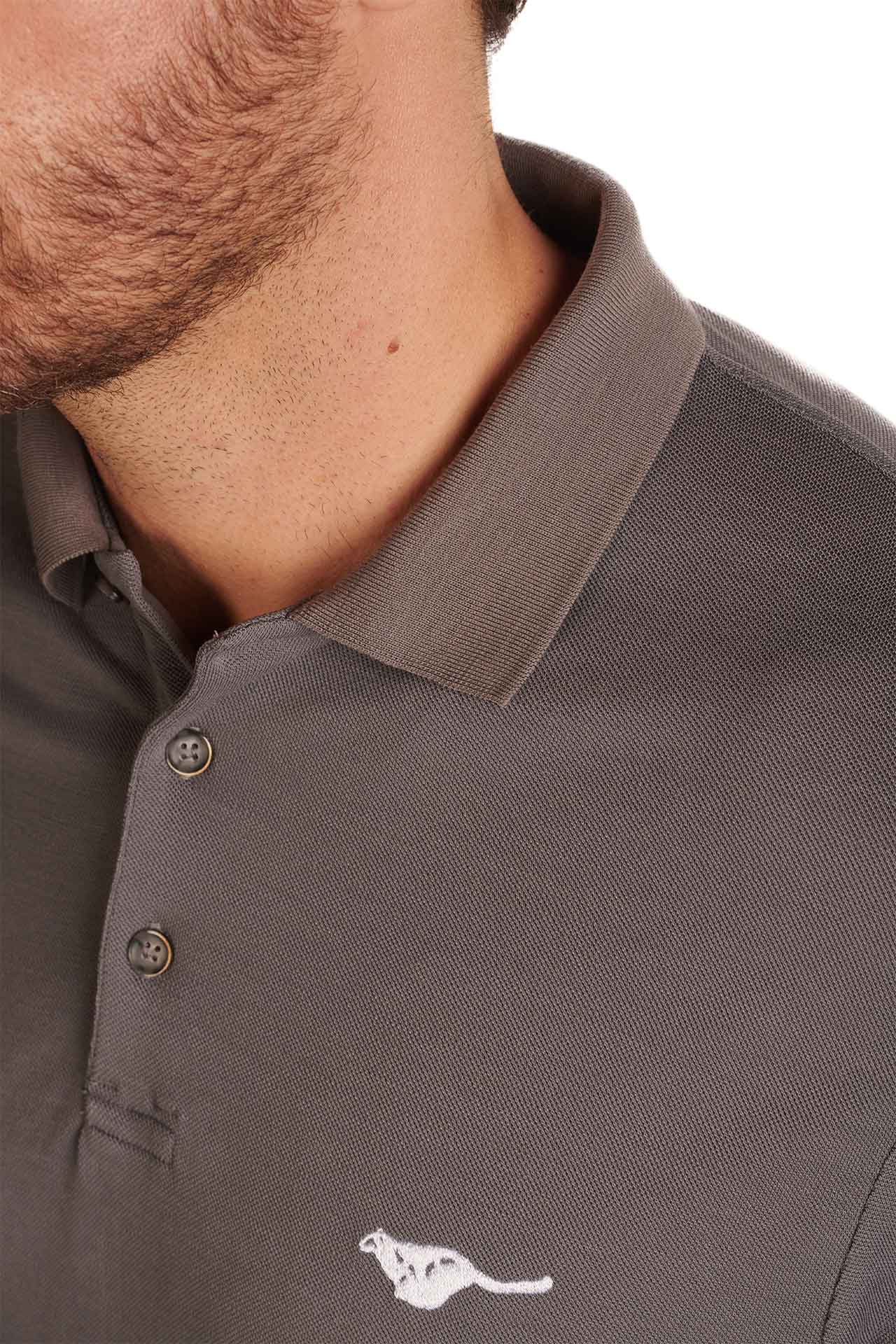 granite-grey-biodegradable-pure-merino-wool-golf-polo-shirt-for men-by-snöleo.-collar-model-closeup-view.